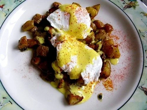 Weekend Brunch: Poached Eggs on Roasted Potatoes with Hollandaise Sauce