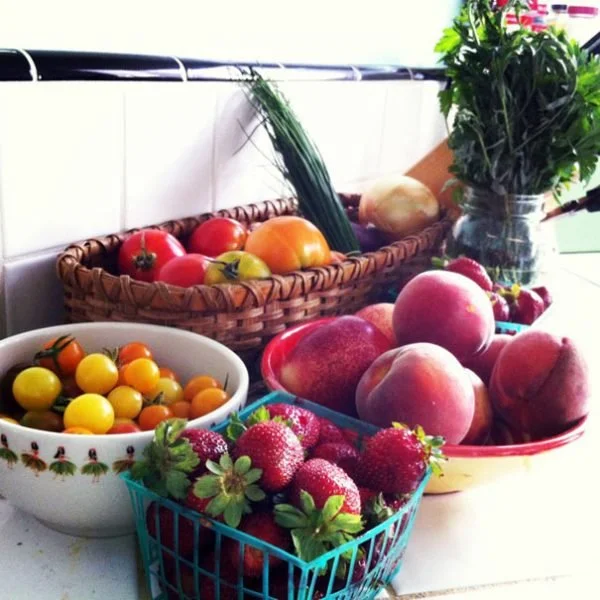 A Summertime Farmer’s Market Feast (Green Goddess Heirloom Tomato Salad, Haddock Chowder & A Strawberry/Peach Shortcake)
